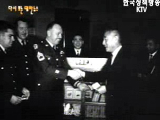 마을문고 전달(`64)