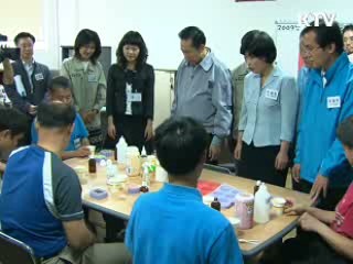 이 대통령, 장애인시설 방문