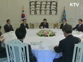 이 대통령 "공직은 낮은 자세로 봉사하는 자리"