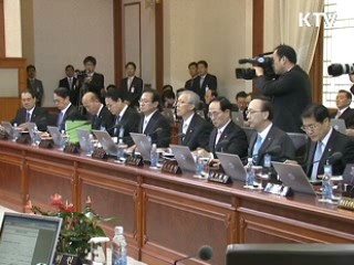 이 대통령 "촛불사태 반성하고 역사 기록에 남겨야"