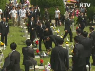 이 대통령 내외 현충원 사병묘역 방문