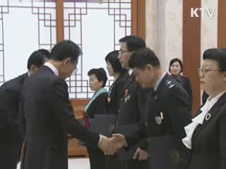 이 대통령, 인천공항 유공자 포상