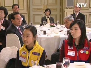 이 대통령 내외, 2010년 적십자회비 전달