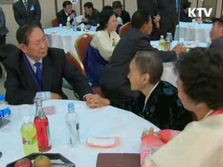 이산가족 2차 상봉 시작…금강산 '눈물바다'