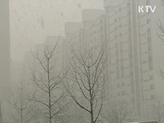 서울 밤새 많은 눈…출근길 대란 우려