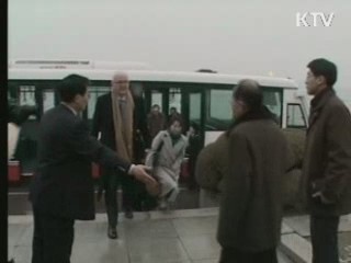 보즈워스 대표, 오산기지로 귀국