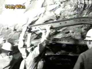 태백산맥을 잇는 정암터널 공사 현장(`72)