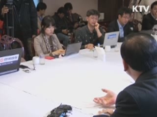 최 전 위원장 검찰 출석···대가성 여부 조사