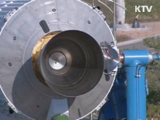 나로호 발사대로 이송 완료···오후 기립