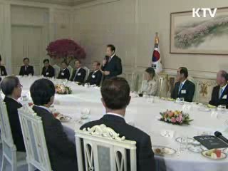 이 대통령, 대한민국관 건립위원에 위촉장