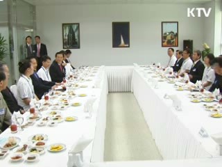 이 대통령, 나로우주센터 격려 방문
