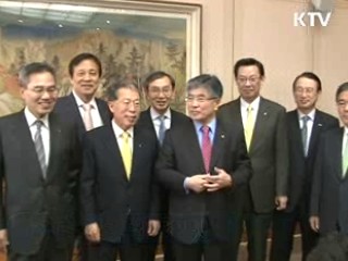 김중수 총재 "가계대출 부실화 가능성 크지 않아"