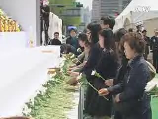 식지 않는 추모 열기