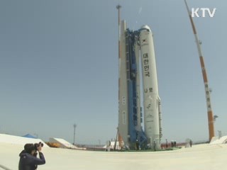 D-2, 나로호 수직 기립…비상 준비 완료