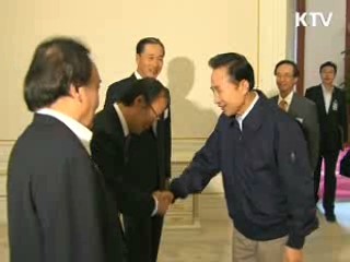 이 대통령 "중대 전환기, 당당한 대북기조 유지"