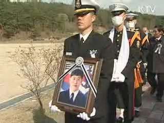 '46용사' 안장…유족들 끝내 오열