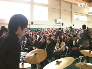 밀가루, 폭력은 그만!…확 달라진 졸업식