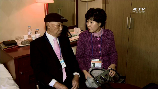 북 '같은 선물'…체제선전으로 어색한 분위기