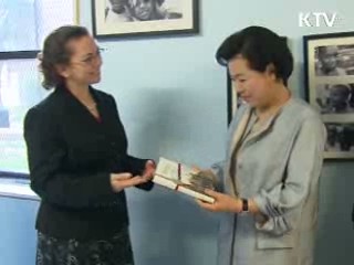 김윤옥 여사, 교포 운영 '야학' 방문