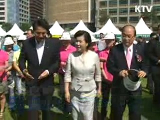 김윤옥 여사, 취업희망 여성 격려