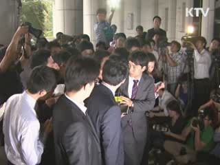 정두언 의원 검찰 출석… 혐의 부인