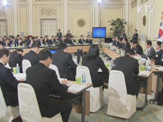 이 대통령 "北, 국론분열시 우리 넘본다"