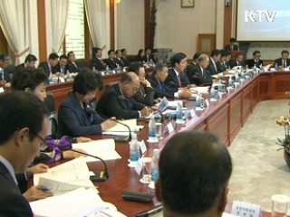 이 대통령 "여전히 긴장하고 조심할 때"