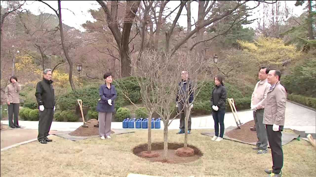 박 대통령, 무궁화 식수…"어려울수록 마음 합해야"