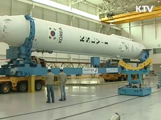 나로호 발사대 설치 완료…최종점검