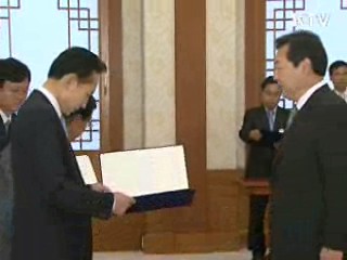 이 대통령, 신임특보·수석 임명장 수여