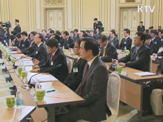 이 대통령 "통일이 아주 먼 얘기는 아니다"