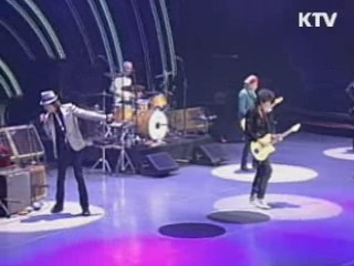 무더위 속에 열린 '산타들의 축제'