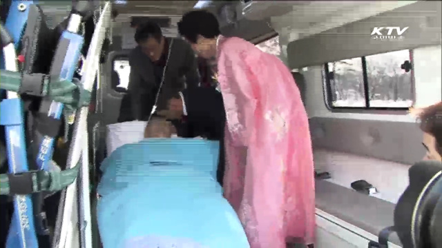 '구급차상봉' 2명 귀환…"통일되면 다시 만나자"