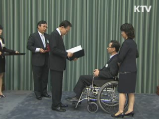 이 대통령, 나눔·봉사 주인공에 훈장