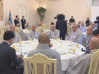 이 대통령, 불교계 지도자 초청 오찬