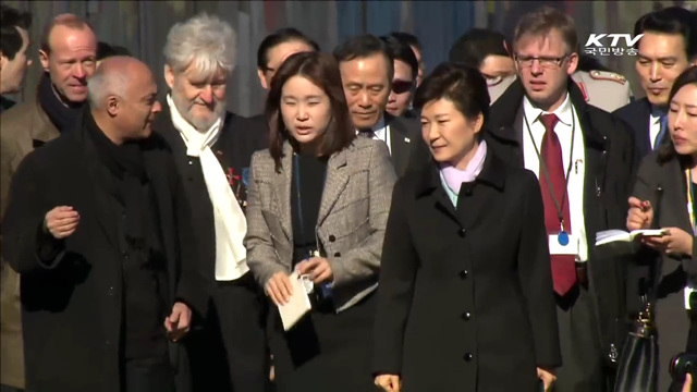 베를린 장벽유적·DMZ사진전 관람…'통일 행보'