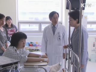 김윤옥 여사, 희귀난치병 어린이 치료비 전달