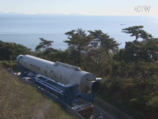 나로호 발사대로 이송 완료···오후 기립