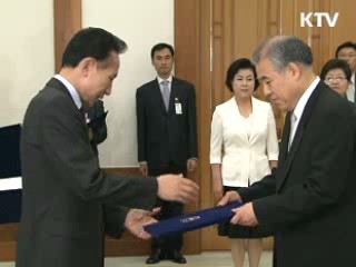 이 대통령 "북한 인권에도 관심 기울여야"