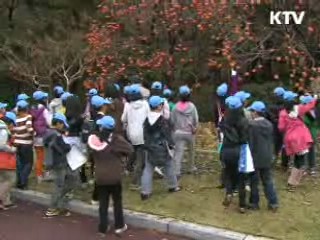 이 대통령, 어린이 기자들과 '감따기' 행사