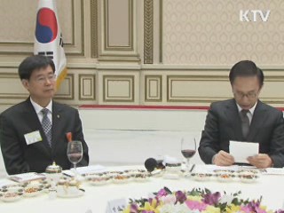 이 대통령 "여러 규제 신속하게 해결해야"