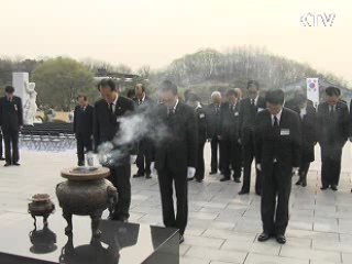 이 대통령, 4.19 민주묘지 참배