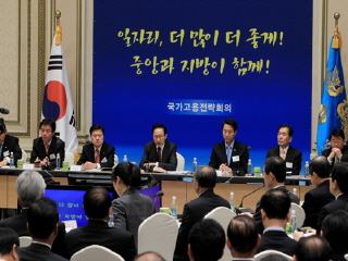 이 대통령 "일자리 창출 최우선 반영해 달라"