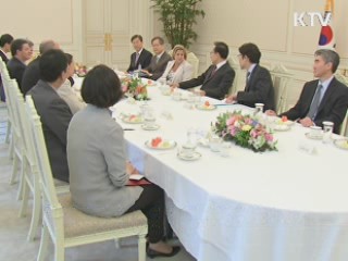 이 대통령, 미 하원 외무위원장 일행 접견