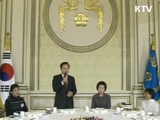 이 대통령 '일하는 어려운 이웃' 초청 오찬