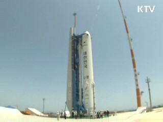 나로호, 발사대 수직기립 시험…발사 초읽기