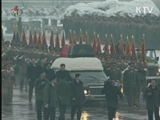 김정은, 운구차 직접 호위…'후계자 대외 과시'