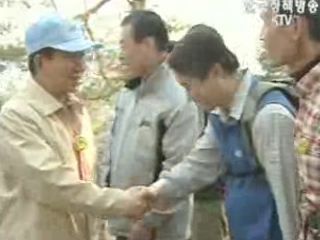 노무현 대통령, 북악산서 식목행사