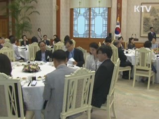 김윤옥 여사, 자원봉사자 초청 오찬