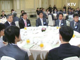 이 대통령, 기능올림픽 선수단 초청 오찬